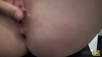 Preview 3 of Dawnlods Xxx Videos - HUNT4K. Naiver Fitness-Hase hat Sex mit reichen M&auml_nnern anstatt zu trainieren
