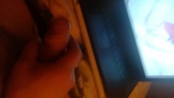 Preview 2 of Manila Xpose Pinoy Sex Vidio - профиль Rudywade123,  мое домашнее видео ,  снимаю как мастурбирую с девушкой по вебкамере,  лежа на кровати перед ноутбуком и кончаю