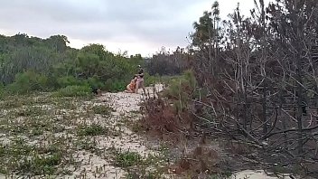 Preview 2 of Gay Sex Front Of Women - Flagrei casal transando na beira da praia