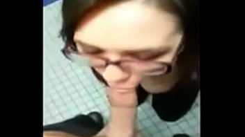 Preview 1 of Floppy Ass - cogiendo en el banio de waltmart