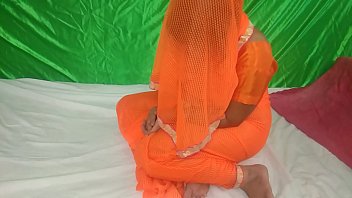 Preview 1 of Iban Ass - पडोस मे एक नई भाभी दिखी : ओ घरमे आकेली थी  / सोचा उसको चोदने के बाद ओ किसी को नही बताएगी