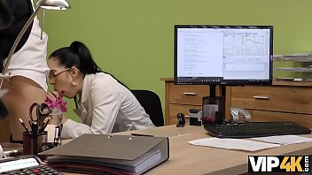 Preview 3 of Pearl Sushma - VIP4K. Hei&szlig_e Elis mit Brille gibt dem Leihagenten eine Muschi zum Bohren