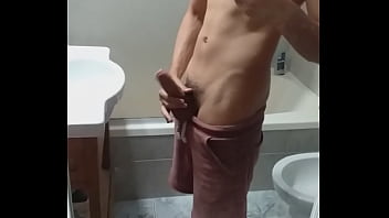 Preview 1 of New Jersey Mom Asian - Una buena paja en el ba&ntilde_o