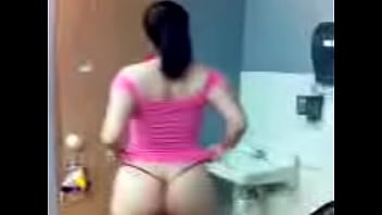 Preview 1 of Days Porn - Jovencita de 19 a&ntilde_os muestra las tetas por apuesta