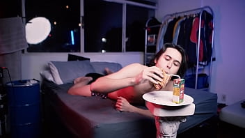 Preview 2 of Cheri Anal - ASMR menino p&oacute_s banho comendo pizza de shorts