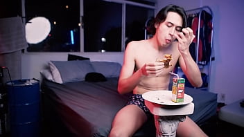 Preview 3 of Cheri Anal - ASMR menino p&oacute_s banho comendo pizza de shorts