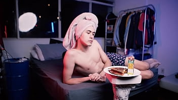 Preview 1 of Cheri Anal - ASMR menino p&oacute_s banho comendo pizza de shorts
