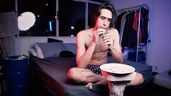 Preview 4 of Cheri Anal - ASMR menino p&oacute_s banho comendo pizza de shorts