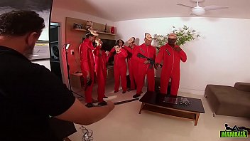 Preview 2 of Boob Sucking By Gang - Muita far putaria nos bastidores da vers&atilde_o adulta de La Casa De Papel - Alessandra Marques - Sophi Moranguinho - Binho Ted - Big Bambu - Jhonny Gab - Higor Negrao - Capoeira - Rob Carvalho - Sandro Lima
