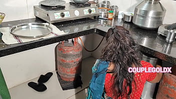 Preview 1 of Miko Sinz Massage - कोमल रस्ते पर मूत रही थी उसे किचेन में ले जाकर उसके साथ ठोक