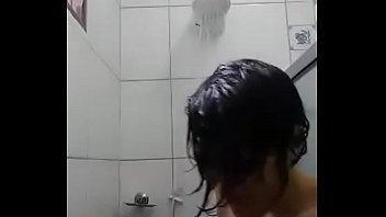 Preview 2 of Xxx Stand - Emo tomando banho ao som de Linkin park