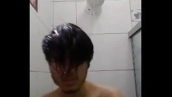 Preview 1 of Xxx Stand - Emo tomando banho ao som de Linkin park