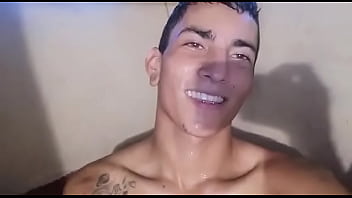 Preview 2 of Hot Kissing Yiga - Josu&eacute_ porta mostrando sucuerpo