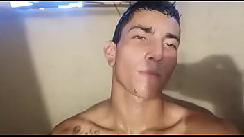 Preview 1 of Hot Kissing Yiga - Josu&eacute_ porta mostrando sucuerpo
