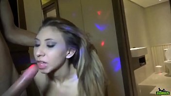Preview 4 of Girl Cleaning Handjob - Sabrina Flores a novinha safada apronta com o novinho sem camisinha