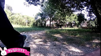 Preview 3 of Girl Fuck Dog Free Watch - Bella figa Italiana si esibisce al parco.