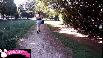 Preview 1 of Girl Fuck Dog Free Watch - Bella figa Italiana si esibisce al parco.