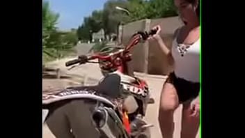 Preview 1 of Animated Ash Fucks Miaty - Quien es esta chica? Chica sexy de buen culo perreando en moto