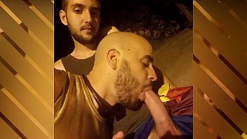 Preview 2 of Cum Squite - Mamando a mi amigo en p&uacute_blico con gente pasando en frente