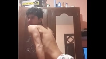Preview 3 of Celebrity Family - Sobrino cachondo manda video sexual a su t&iacute_o en busca de un gran pollon
