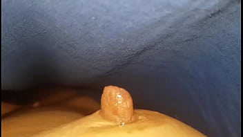 Preview 3 of Peituda Linda - Lubricando mis pezones