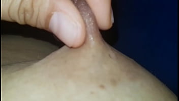 Preview 1 of Peituda Linda - Lubricando mis pezones