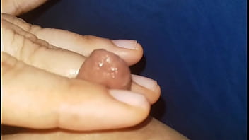 Preview 4 of Peituda Linda - Lubricando mis pezones