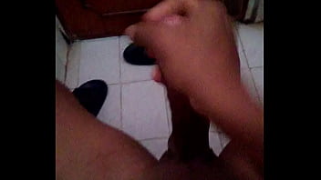 Preview 3 of Tante Lgi Masak Di Perkosa - Twitter: @Isck17 Otra paja en el ba&ntilde_o a oscuras