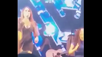 Preview 2 of Jungle Rape Full - Cantora mostrando a buceta