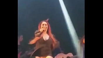 Preview 1 of Jungle Rape Full - Cantora mostrando a buceta