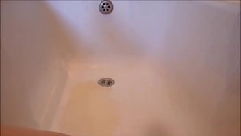 Preview 2 of Alle Massage - Je fais pipi dans ma baignoire