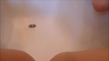 Preview 4 of Alle Massage - Je fais pipi dans ma baignoire
