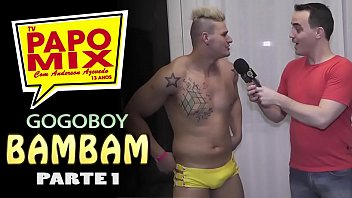 Preview 4 of Austyn Monore - Momento PapoMix - O gostos&atilde_o Bambam com a sunga amarela estourando durante entrevista - Parte 1 - WhatsApp PapoMix (11) 94779-1519