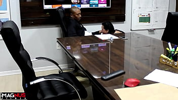 Preview 3 of Xdesi Mubi Sex - Empres&aacute_rio fodendo contadora gostosa no escrit&oacute_rio foi flagrado por sua mulher