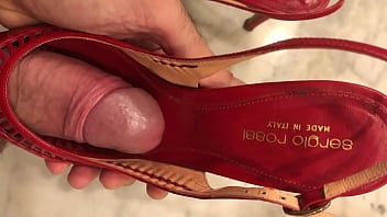Preview 4 of 10 Sal Ke Kamsin Xxx - red shoes jerk paja en zapato rojo