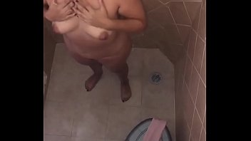 Preview 4 of Real Peehole - Hoy es viernes santo pero yo no soy una santa en la regadera.