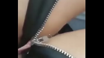 Preview 1 of Odea Sax Video - Novinha prendeu a buceta no z&iacute_per da saia
