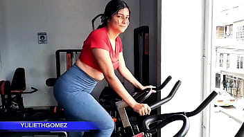 Preview 1 of Cewek Uni - AT THE GYM I GIVE MY STEPFATHER A GREAT BLOWJOB WHILE THE TRAINER IS WATCHING US ( CASERO REAL)