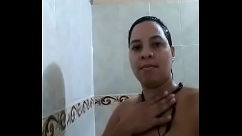 Preview 2 of Alex Girl Hot Ass Blonde - Madura se masturba en la ducha