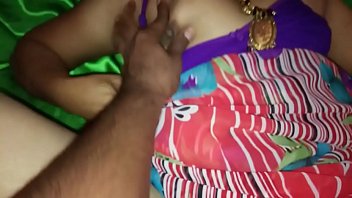 Preview 4 of Video Xxxx Lady In Too Much Pain - देशी आंटी खेतमे मुत रही थी,   ऊसने मुझे देखा और  बोली चोदने का मन कर रहा है