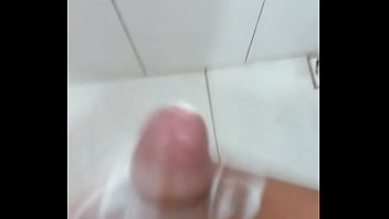 Preview 2 of Albanian Kim Kardashian - punheta no banheiro