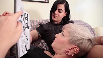 Preview 1 of Bait Old - Tr&ecirc_s mulheres nerds,  tatuadas e gostosas transando com outras mulheres e experimentando a sensa&ccedil_&atilde_o de penetrar a buceta com a m&atilde_o inteira,  num fisting vaginal delicioso.