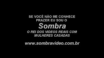 Preview 4 of Pub Porno - SOMBRA SOCA FORTE NA BUCETA DA MINHA ESPOSA  E OFERECE ELA AOS SEUS AMIGOS.
