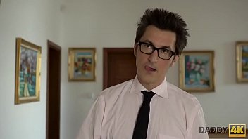 Preview 1 of Star Tv England - DADDY4K. Un point de vue moderne sur le sexe fait que Jennifer Simons &eacute_carte les jambes pour