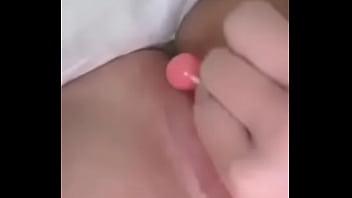 Preview 2 of You Jizz Muncrat - Puta deliciosa brincando com pirulito na boceta