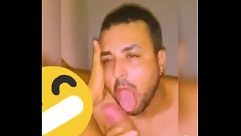 Preview 2 of Findwild Lesbian Sex - Chupando uma rola cheirosa