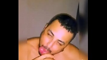 Preview 1 of Findwild Lesbian Sex - Chupando uma rola cheirosa