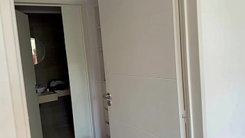 Preview 4 of Vidio Full Dredd - La esposa del jefe recibe DP en un tr&iacute_o con los empleados cuando su MARIDO trabaja