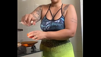 Preview 2 of Hongs Sexvideo - CASADA GRAVA VIDEOS COZINHANDO NA INTERNET MAS NA VERDADE ELA SO QUER MOSTRAR A BUCETA