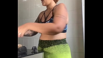 Preview 1 of Hongs Sexvideo - CASADA GRAVA VIDEOS COZINHANDO NA INTERNET MAS NA VERDADE ELA SO QUER MOSTRAR A BUCETA